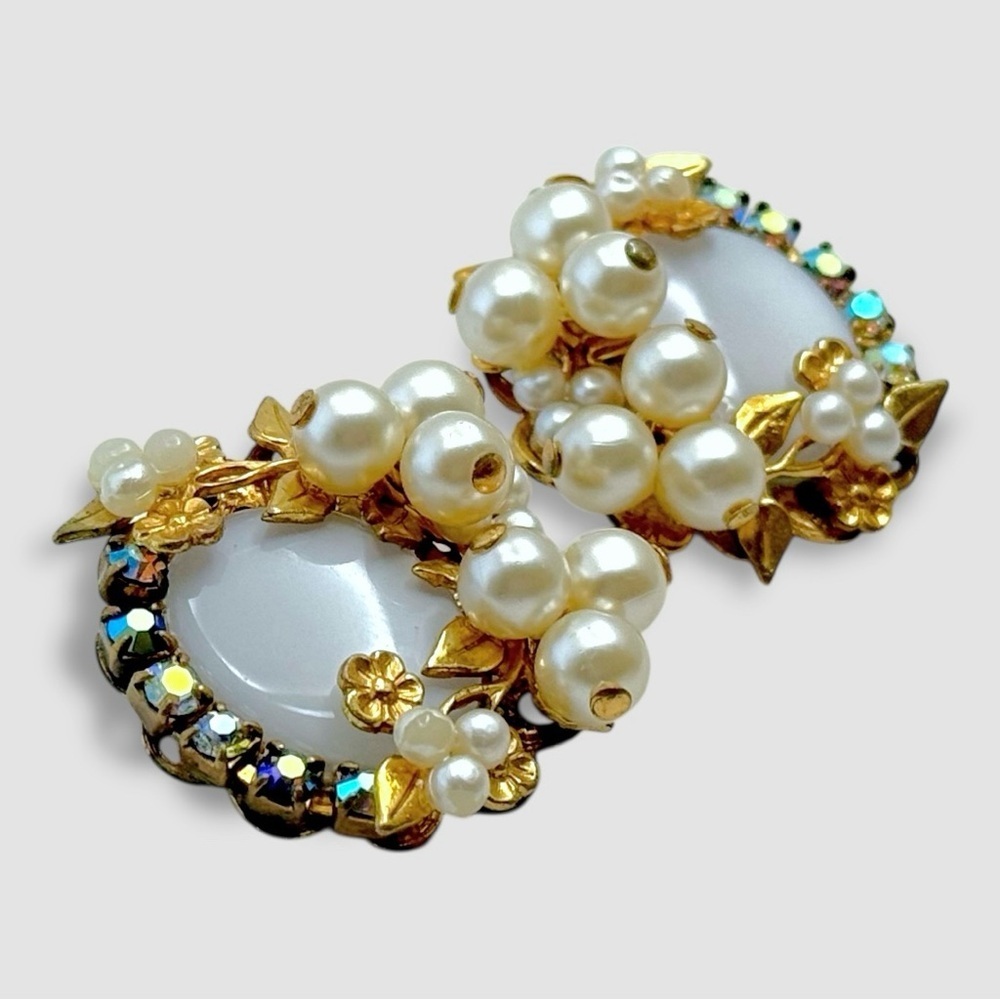 ✨ Vintage Ornate Pearl Floral Cluster Earrings Gold Tone Cabochon Clip On 1950s - Picture 4 of 6